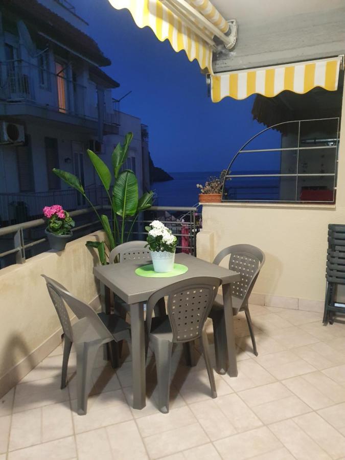Casa Vacanze Aci Trezza In Front Of The Sea Aci Castello Exterior foto