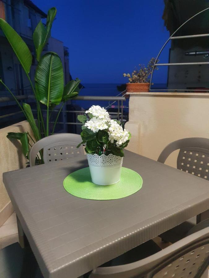 Casa Vacanze Aci Trezza In Front Of The Sea Aci Castello Exterior foto