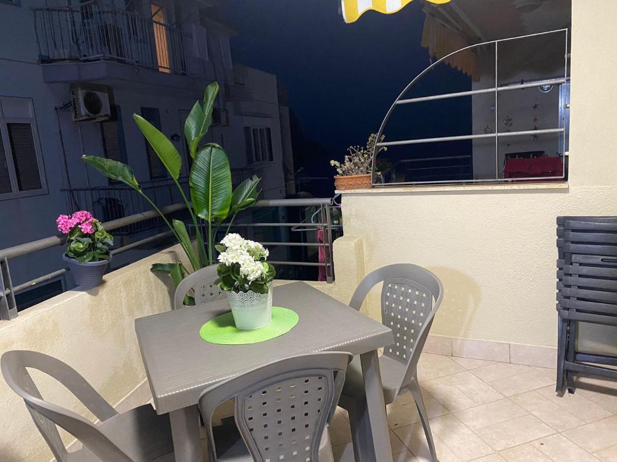 Casa Vacanze Aci Trezza In Front Of The Sea Aci Castello Exterior foto