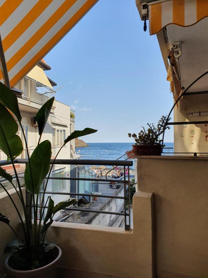 Casa Vacanze Aci Trezza In Front Of The Sea Aci Castello Exterior foto