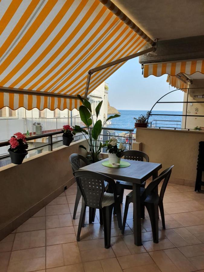 Casa Vacanze Aci Trezza In Front Of The Sea Aci Castello Exterior foto